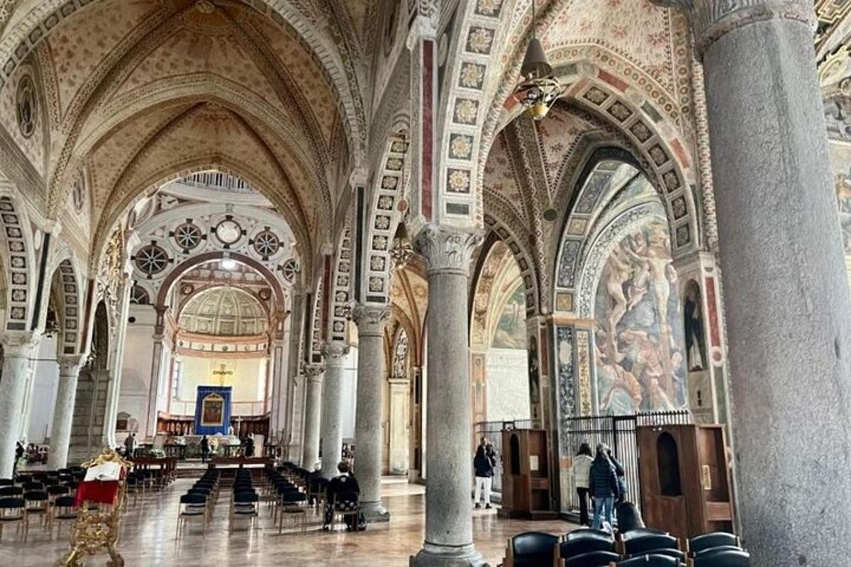 egy nagy katedrális oszlopokkal, mennyezettel és székekkel