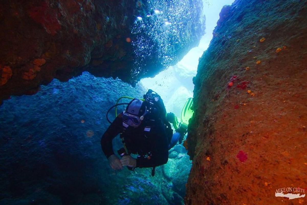 um homem em uma caverna com um mergulhador na água