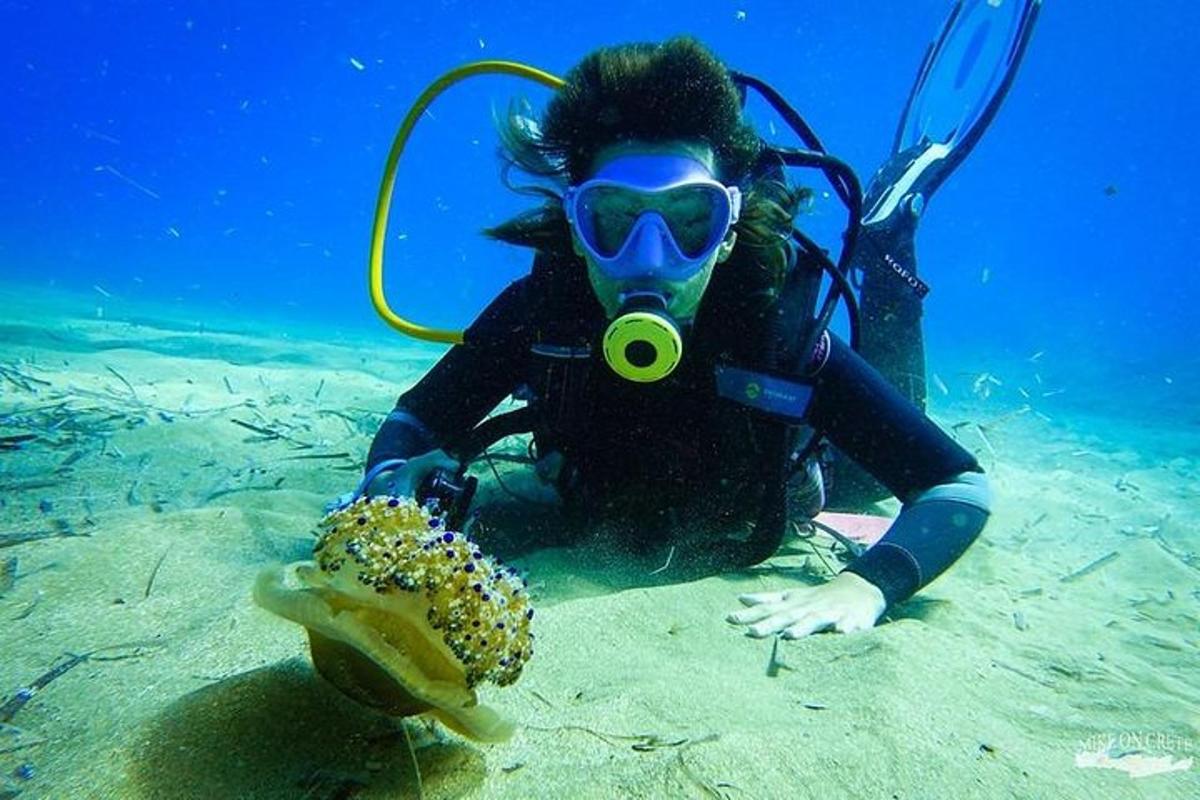 una persona con una maschera da sub sta guardando una banana