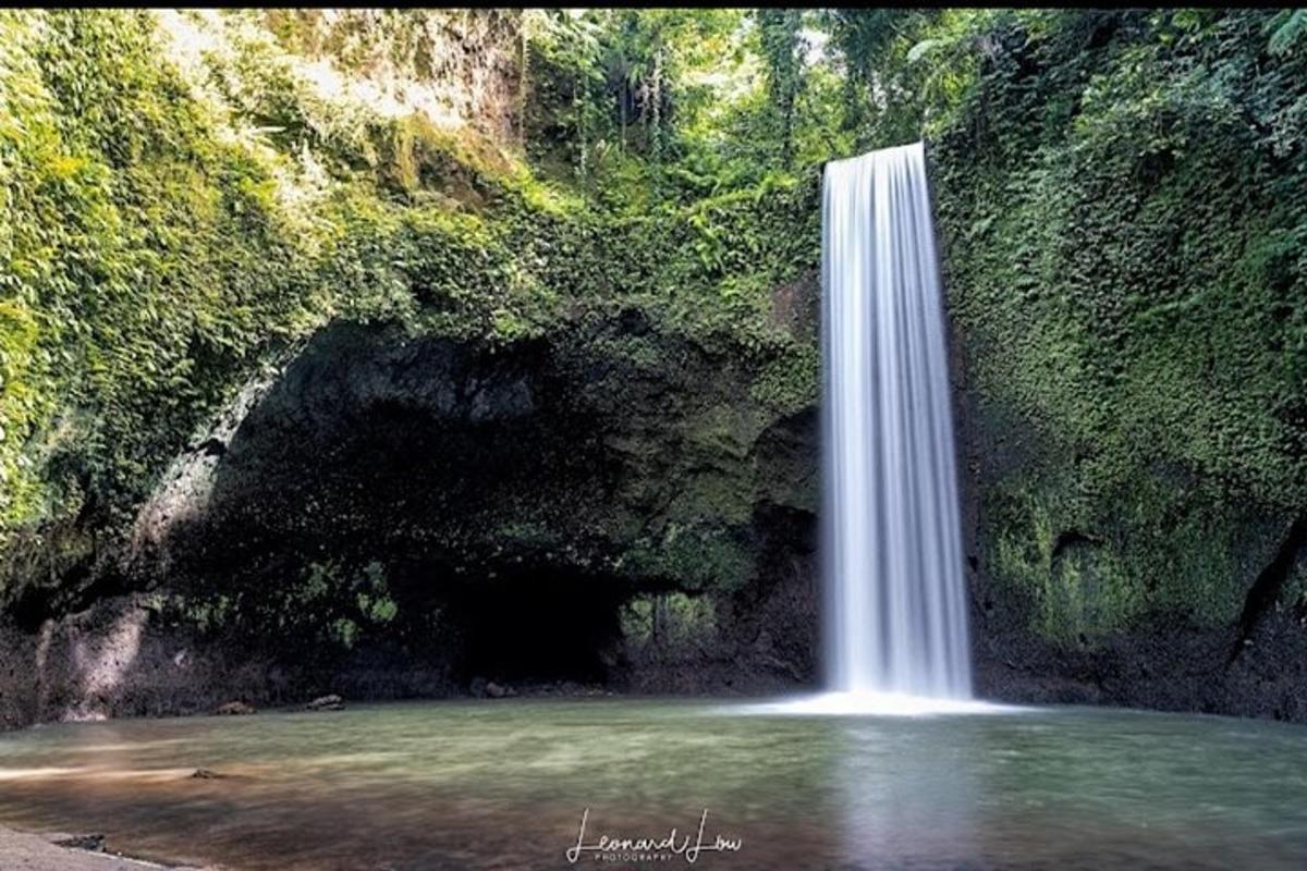 uma cachoeira no meio de uma poça d'água