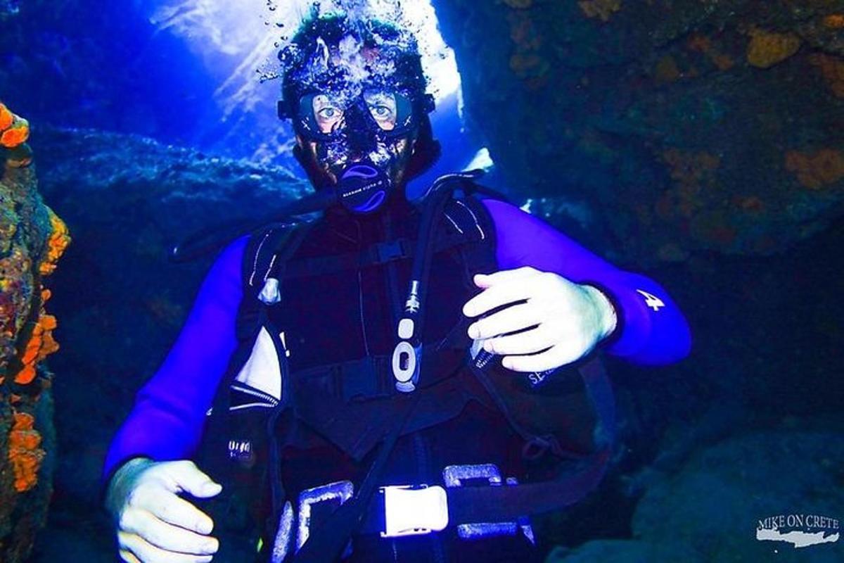 un uomo con muta da sub e maschera