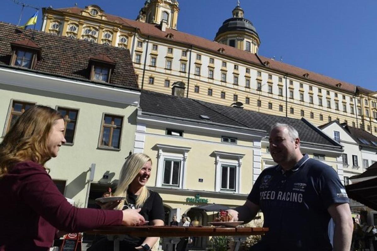 skupina lidí stojících před budovou