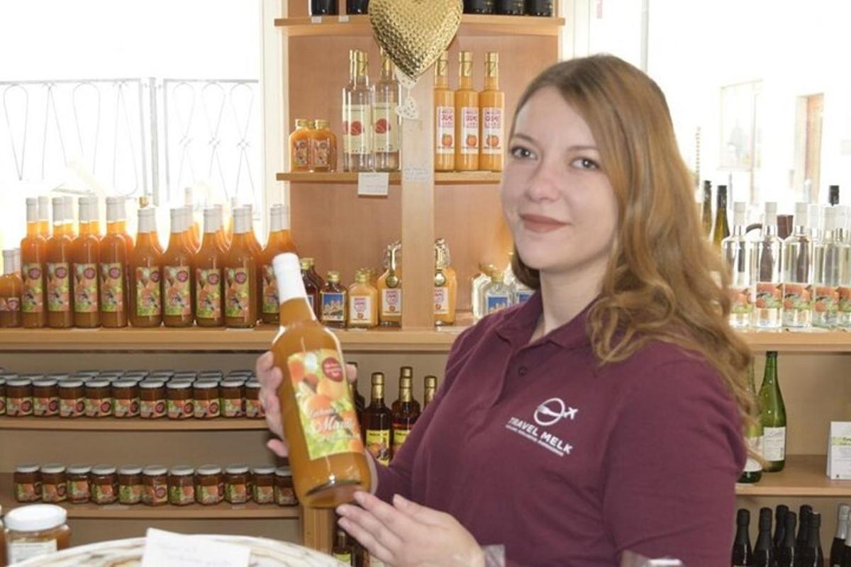 žena držící láhev vína v obchodě