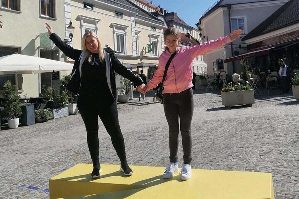 две жене стоје на жутој дасци за сурфовање