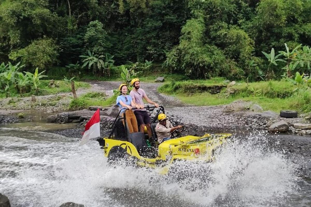 sekumpulan orang menaiki rakit di sungai