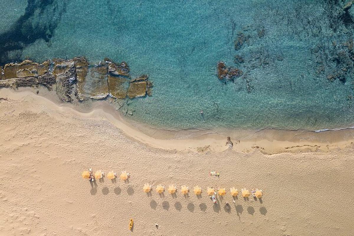 una vista cenital d'una platja amb un grup de para-sols