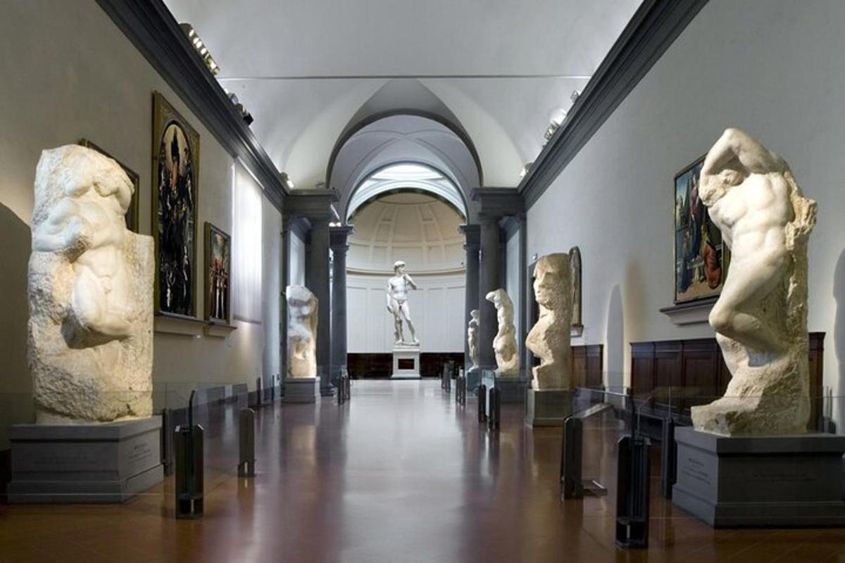 muzeum z rzeźbami wystawionymi na korytarzu