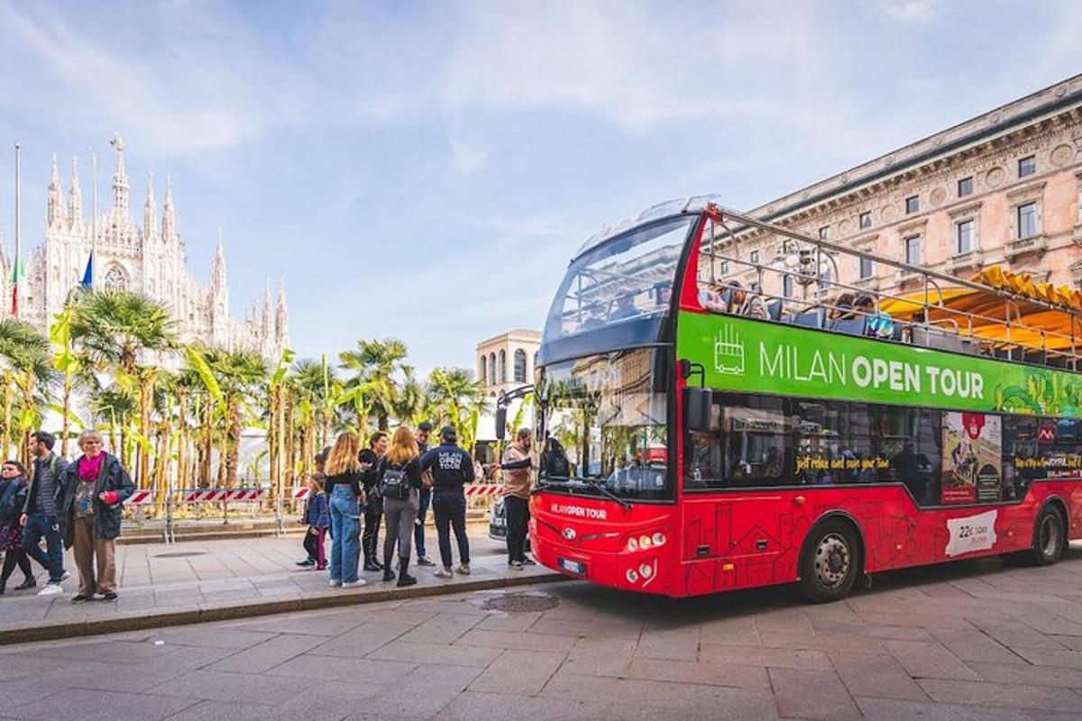 červený dvoupatrový autobus zaparkovaný před budovou