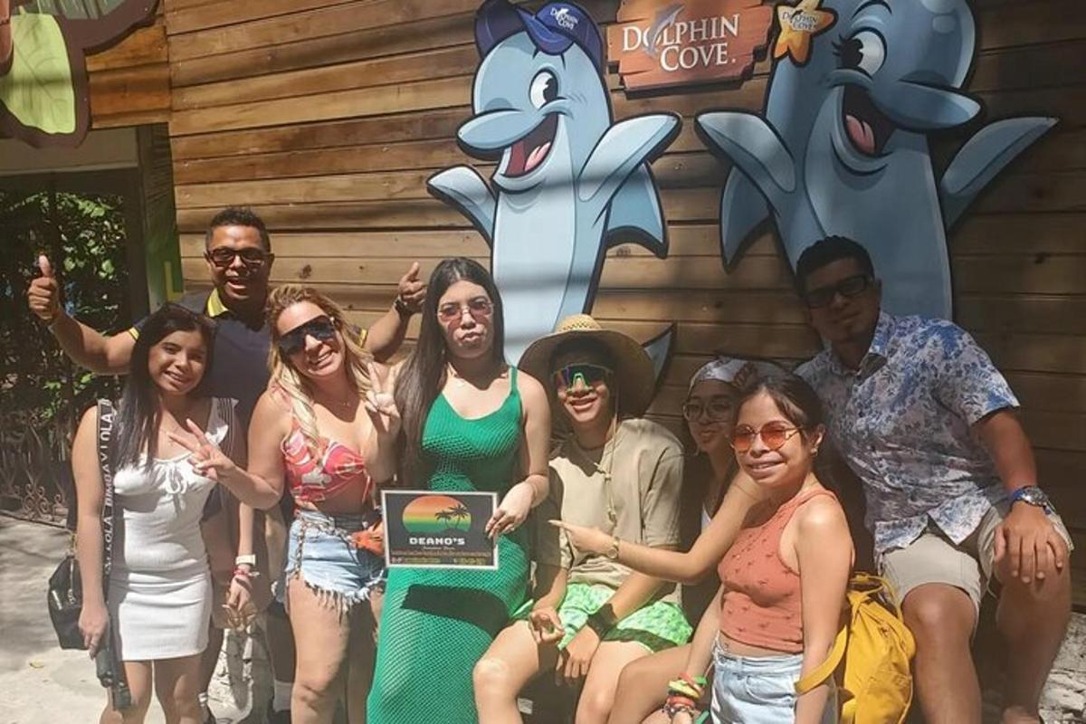 un grup de oameni care pozează pentru o fotografie în fața unei clădiri