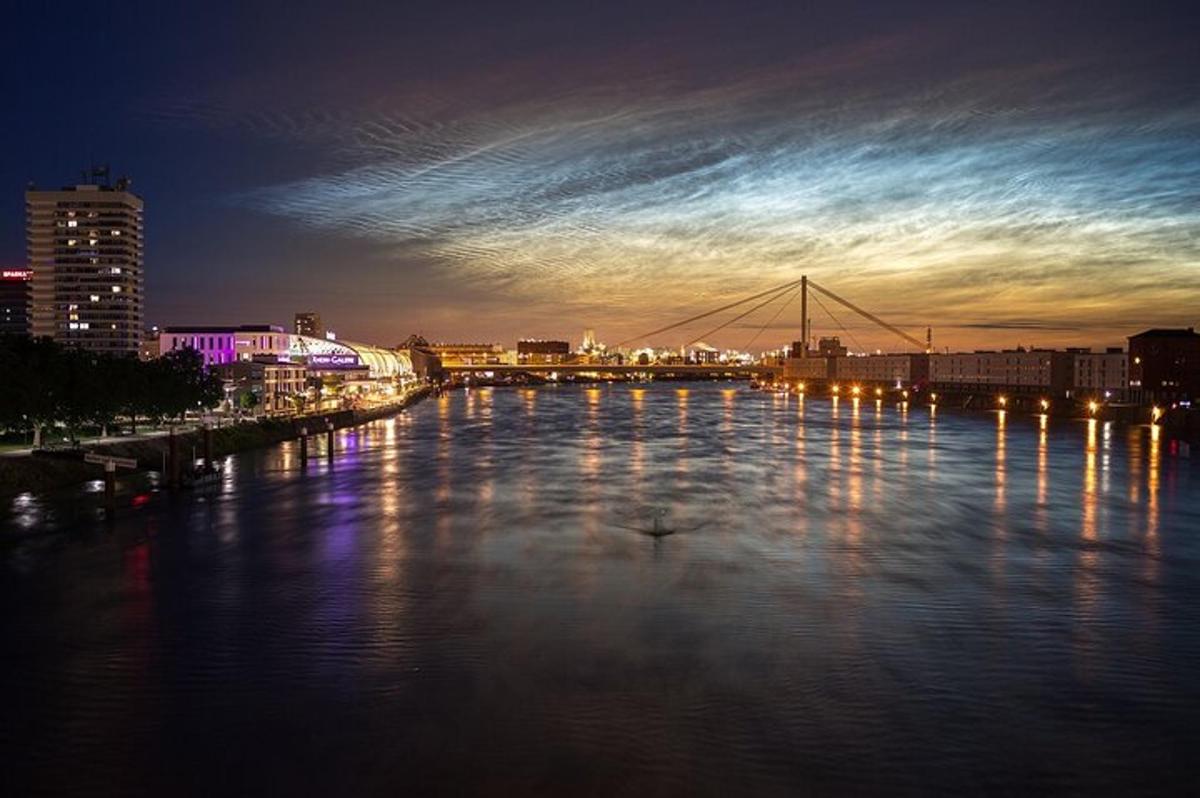 una vista di un fiume di notte con un ponte