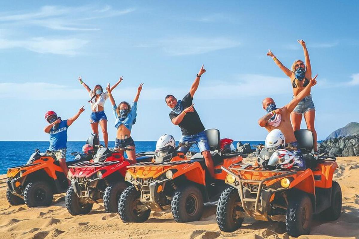 sekumpulan orang di atv di pantai