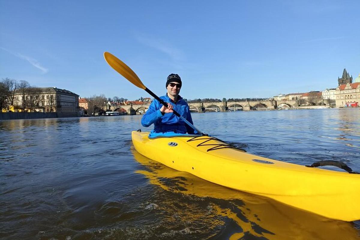 ein Mann in einem gelben Kajak auf dem Wasser