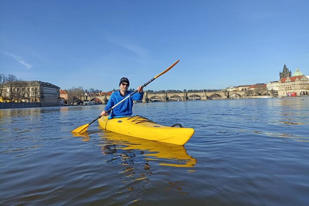 un uomo su un kayak giallo sull'acqua