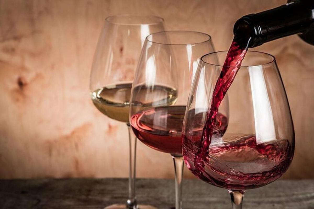 duas taças de vinho tinto estão sendo servidas