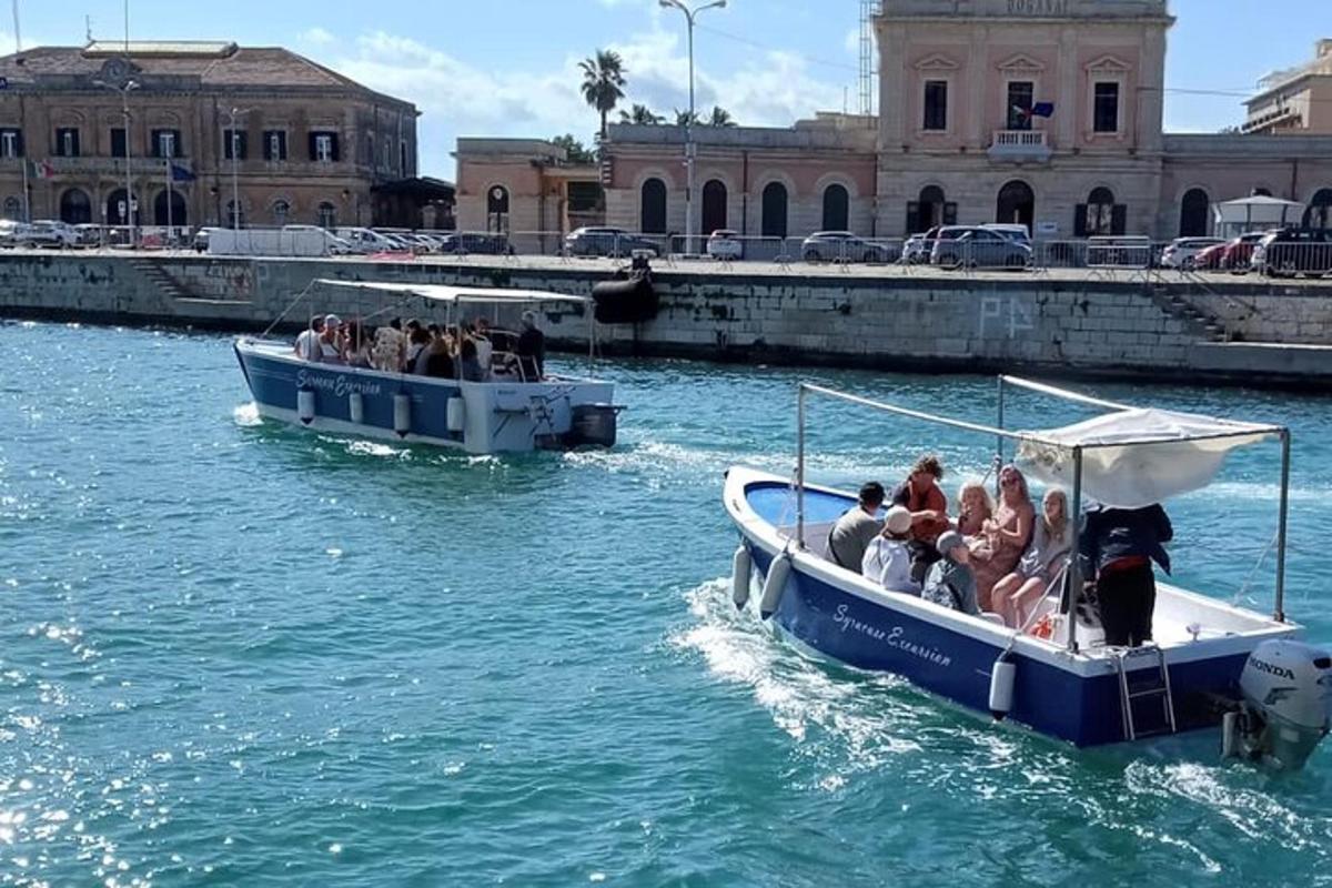 dois barcos na água com pessoas neles