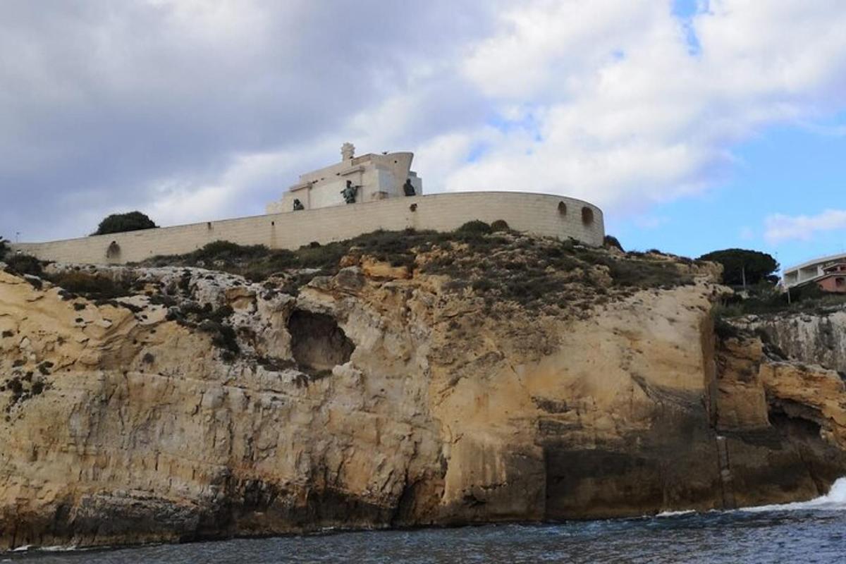 um edifício na encosta de um penhasco