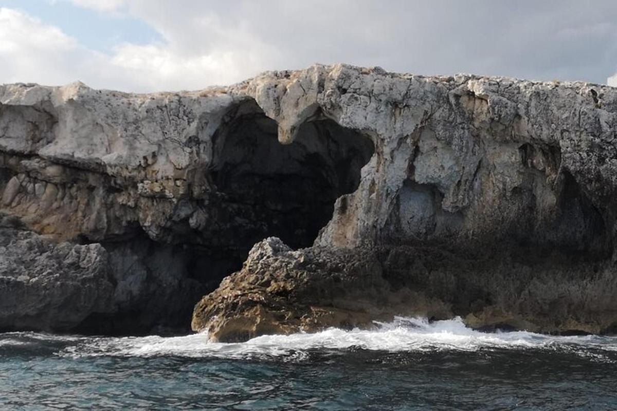 uma caverna na encosta de um penhasco rochoso