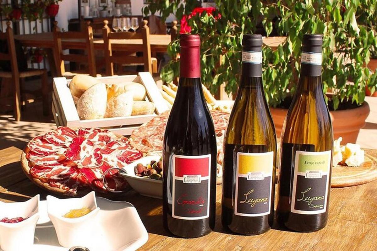 tres botellas de vino encima de una mesa