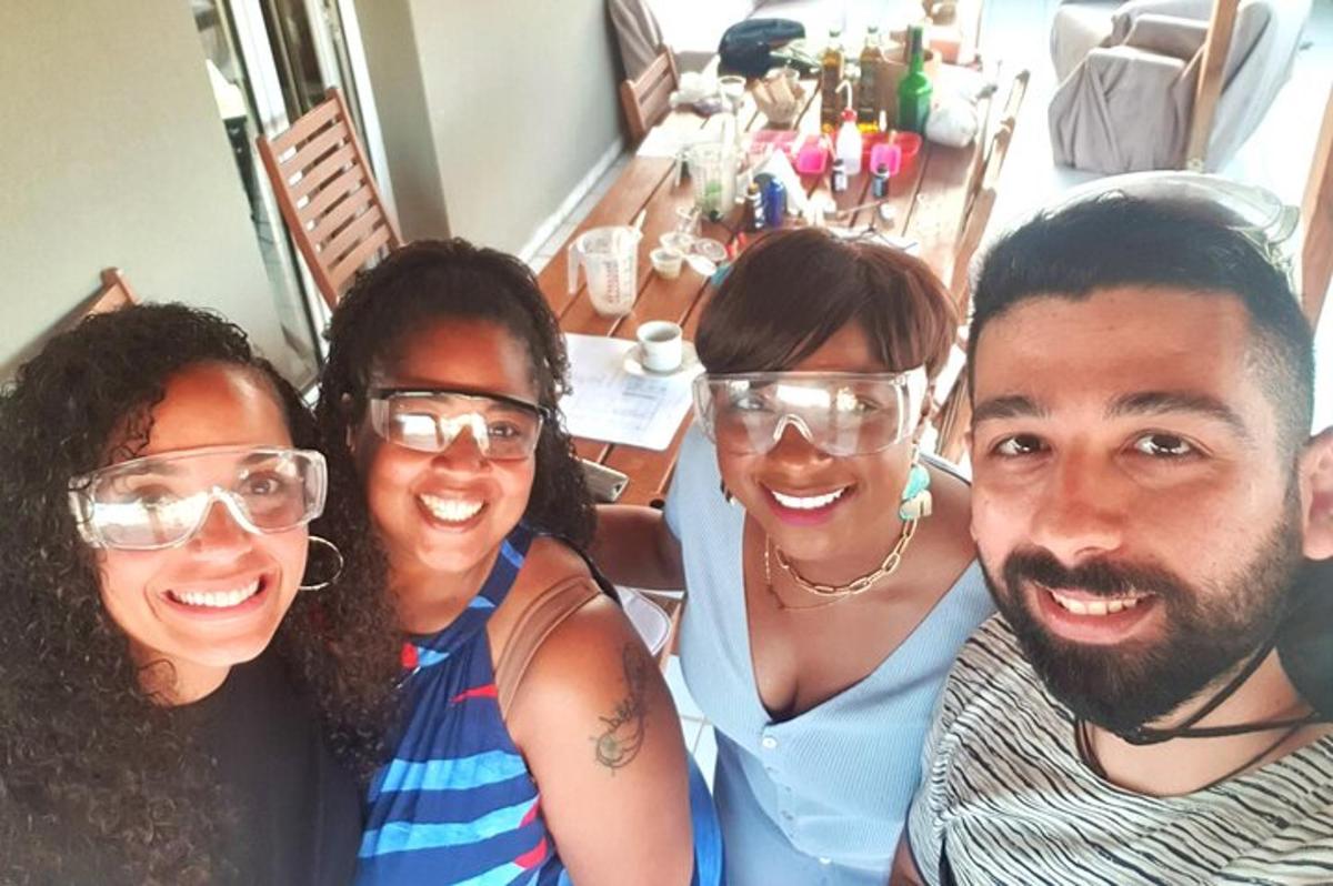 um grupo de pessoas usando óculos posando para uma foto
