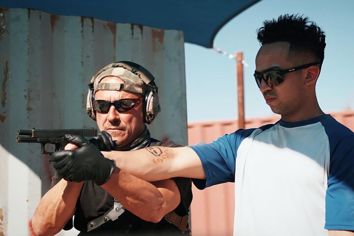 Un hombre con una pistola y otro con auriculares
