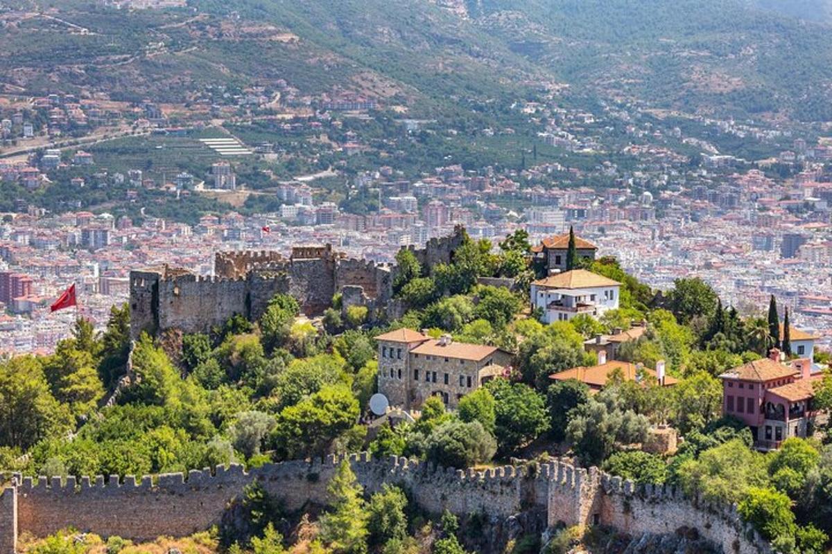 un castello su una collina con una città sullo sfondo