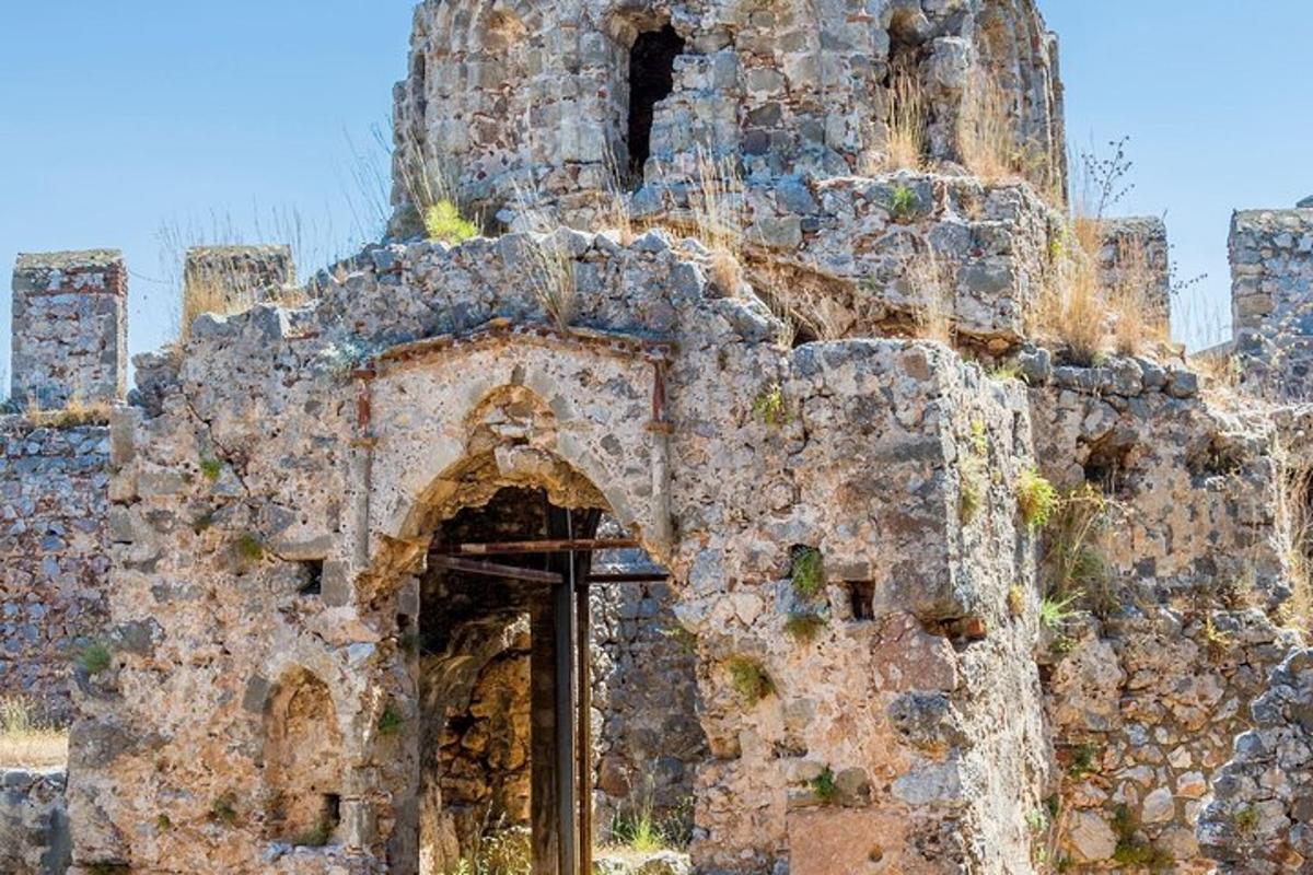 un vecchio edificio in pietra con una porta aperta