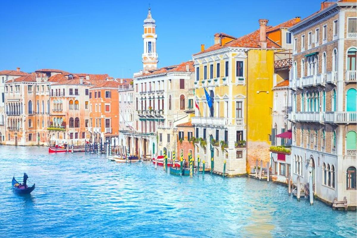 una barca in un canale con edifici e una torre dell'orologio