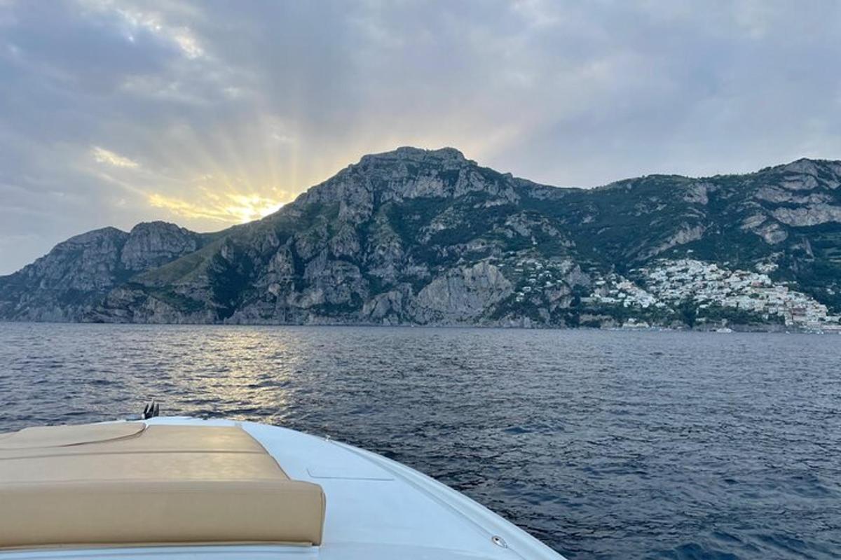 una barca in acqua con le montagne sullo sfondo