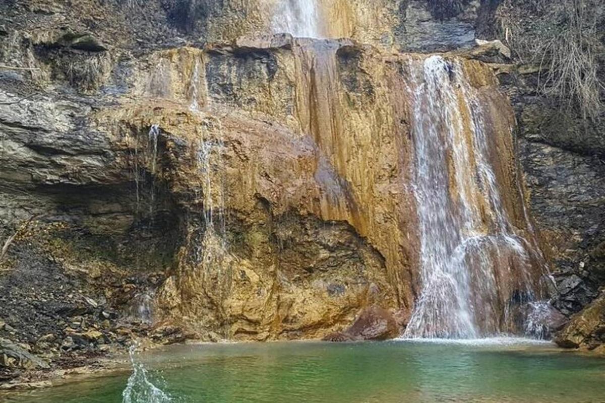 air terjun di sisi gunung dengan kolam air