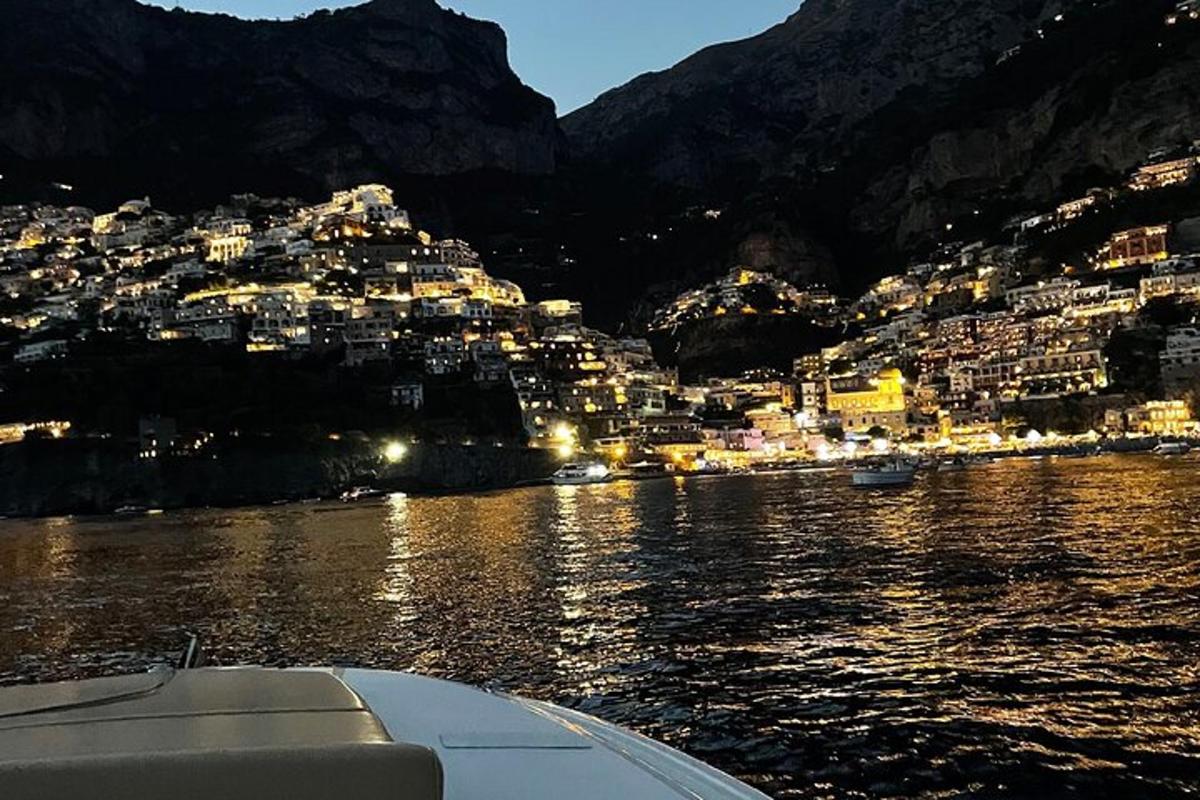una vista di una città da una barca in acqua