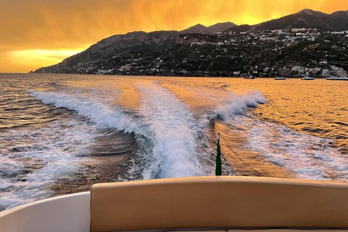 una barca in acqua con un'onda