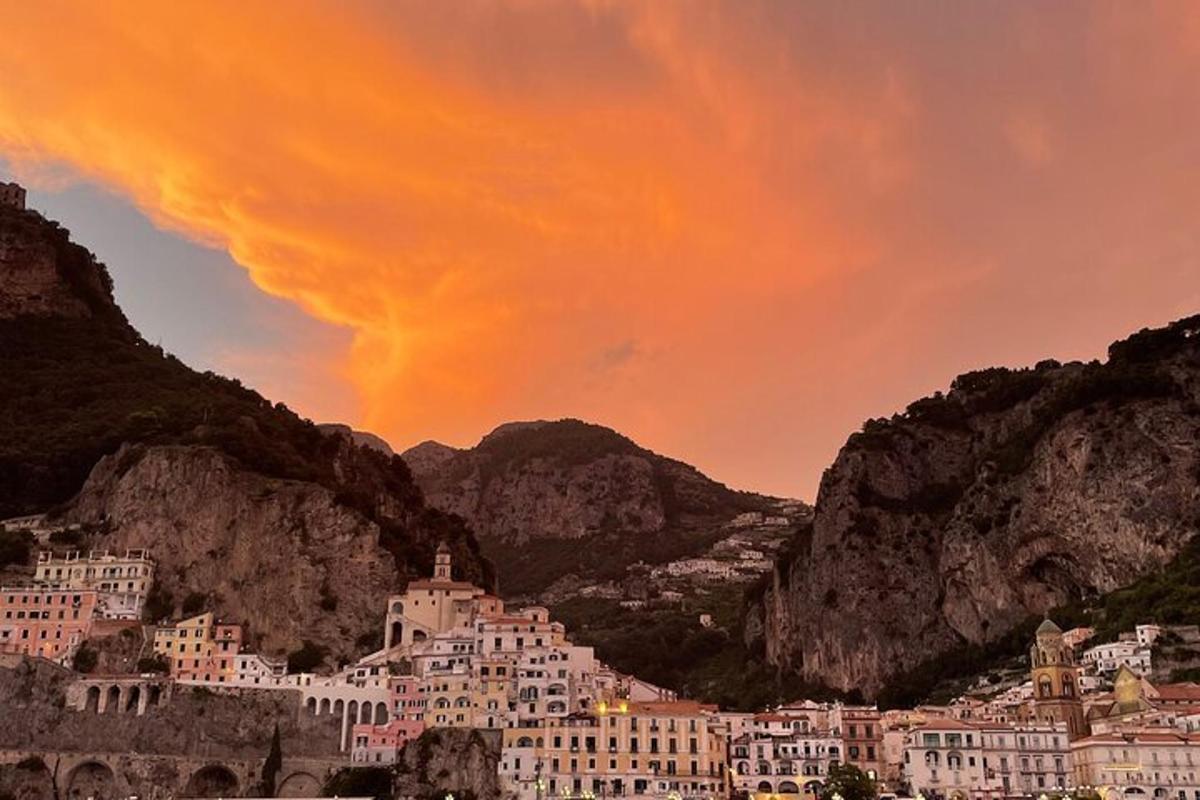 un gruppo di edifici sul fianco di una montagna