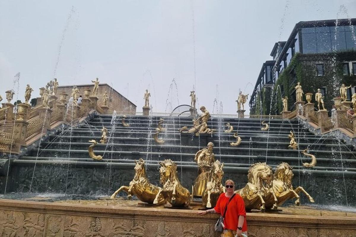 un homme assis devant une fontaine