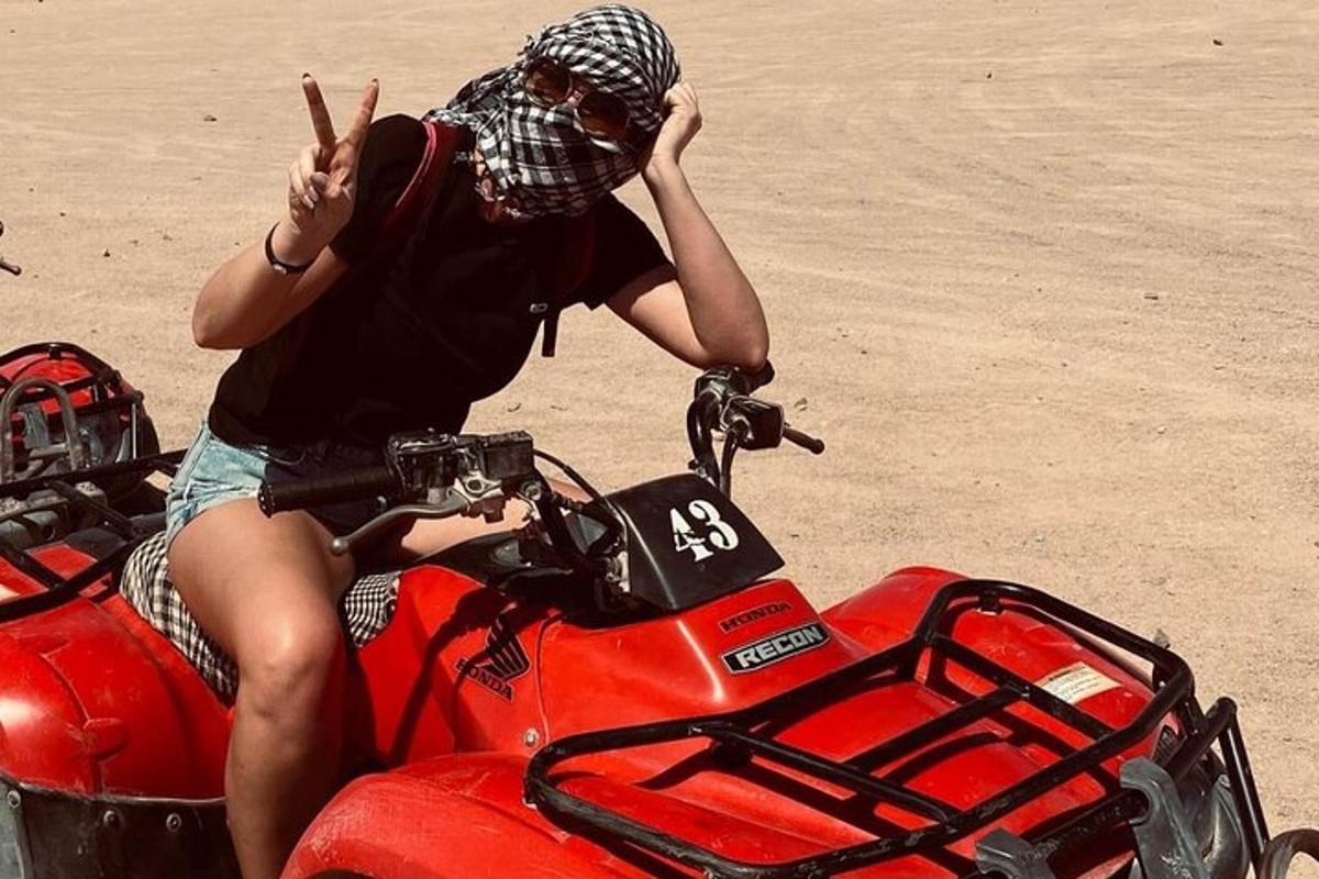 en person, der laver et fredstegn, mens han sidder på en motorcykel