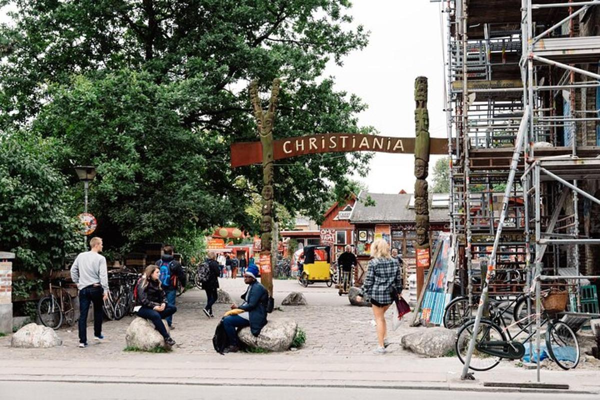 skupina lidí jdoucích po ulici