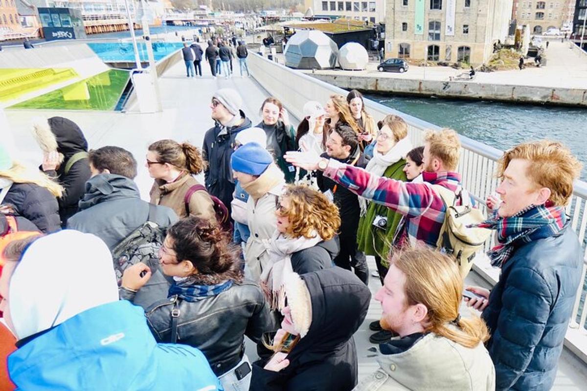 un gruppo di persone in piedi su un ponte