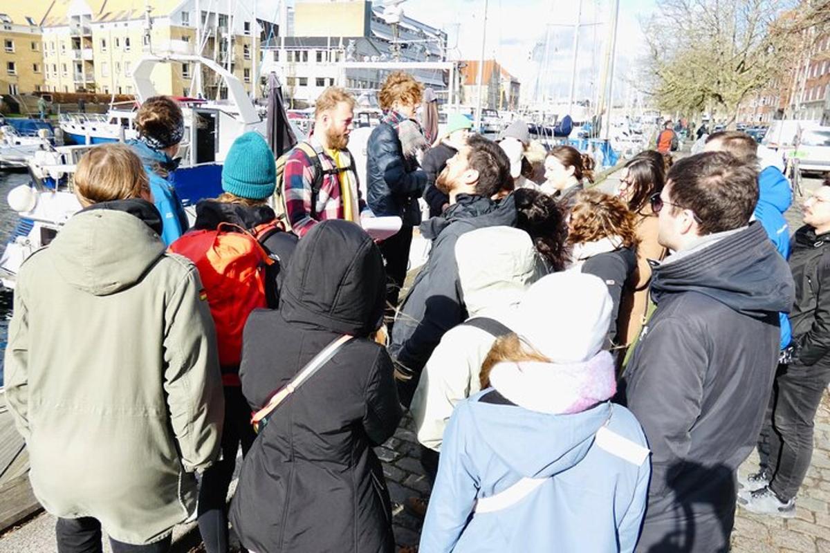 skupina lidí stojících na molu