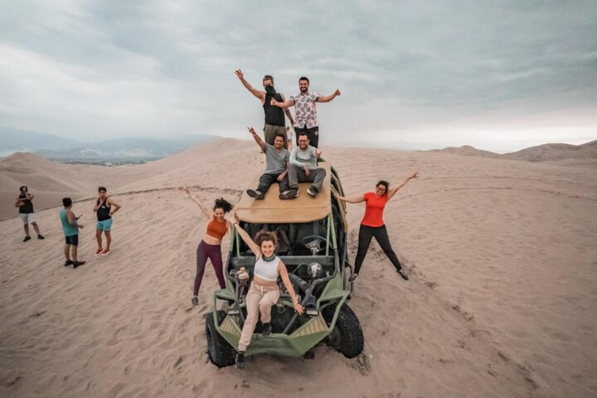 un gruppo di persone in piedi in cima a una jeep nel deserto