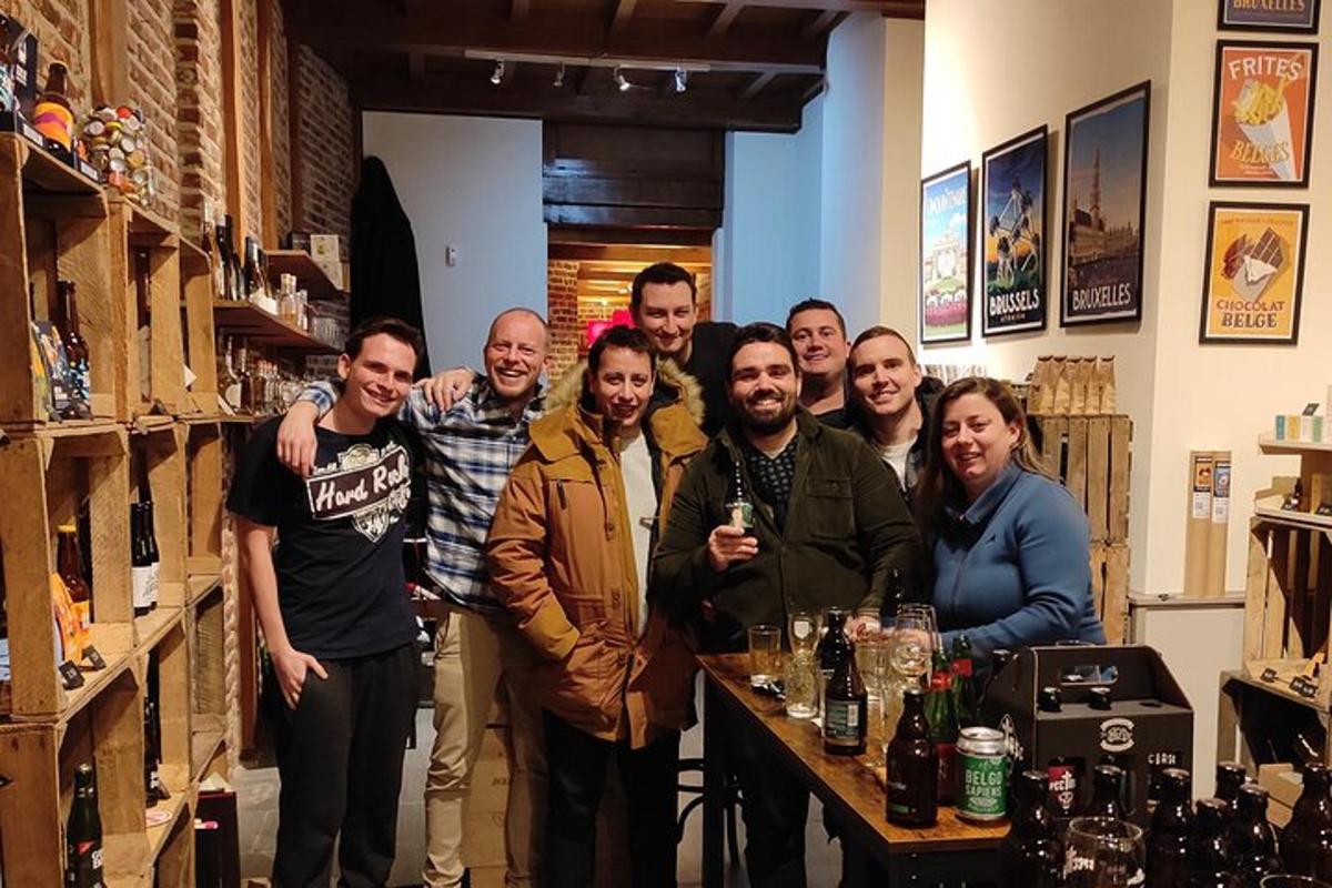 skupina lidí pózujících pro fotografii ve vinotéce