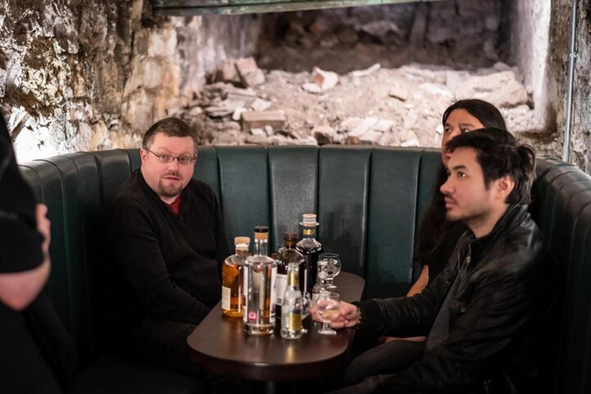 um grupo de pessoas sentadas à mesa com bebidas
