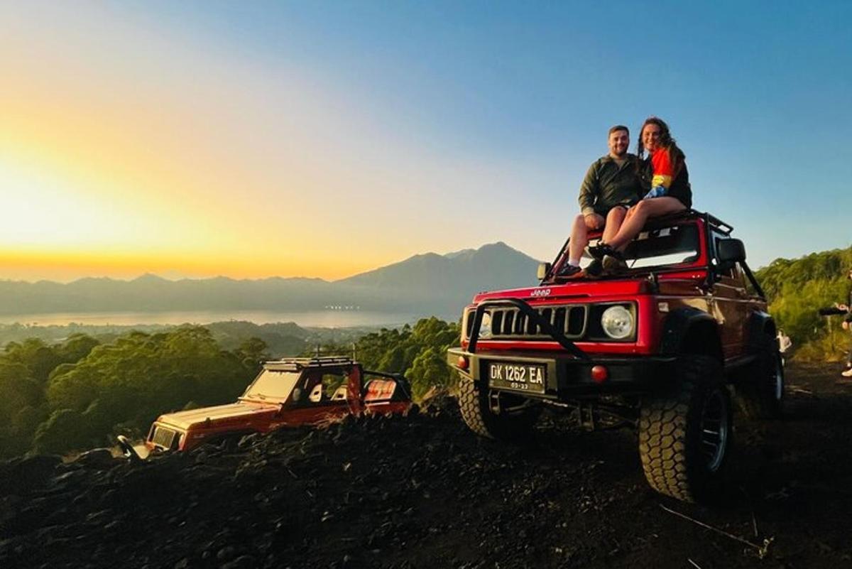 due persone sedute sul retro di una jeep