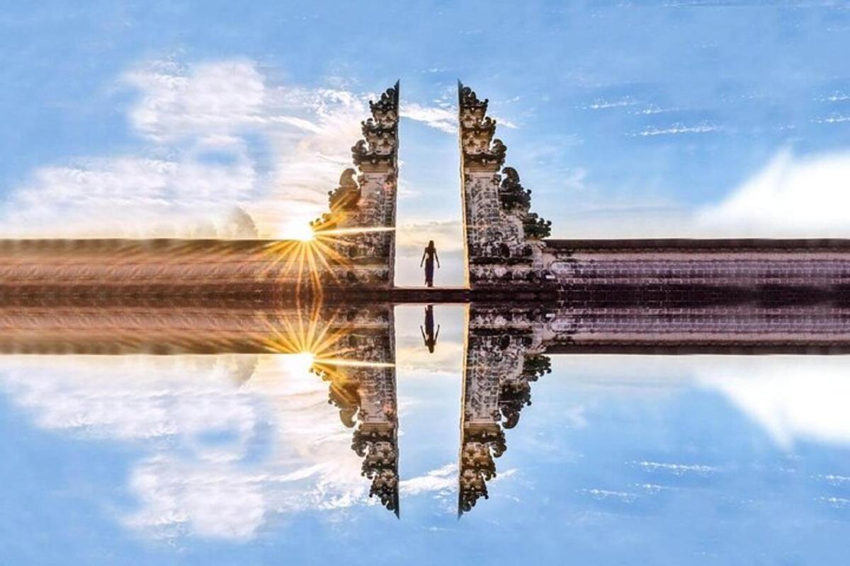 un reflejo de una persona en el agua