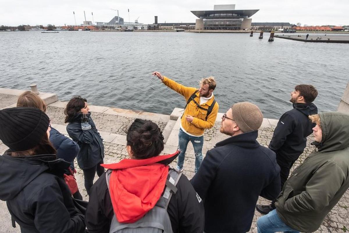 skupina lidí stojících kolem vodní plochy