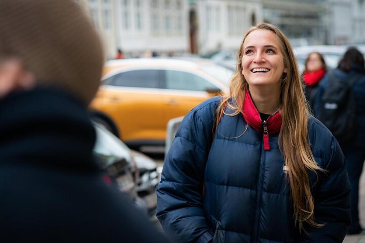 žena stojící na ulici a mluvící s mužem