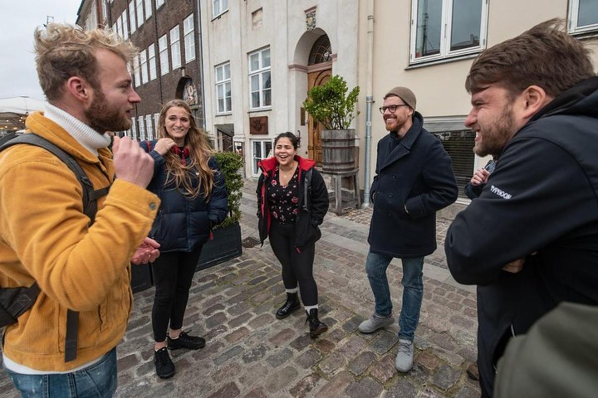skupina lidí stojících na ulici