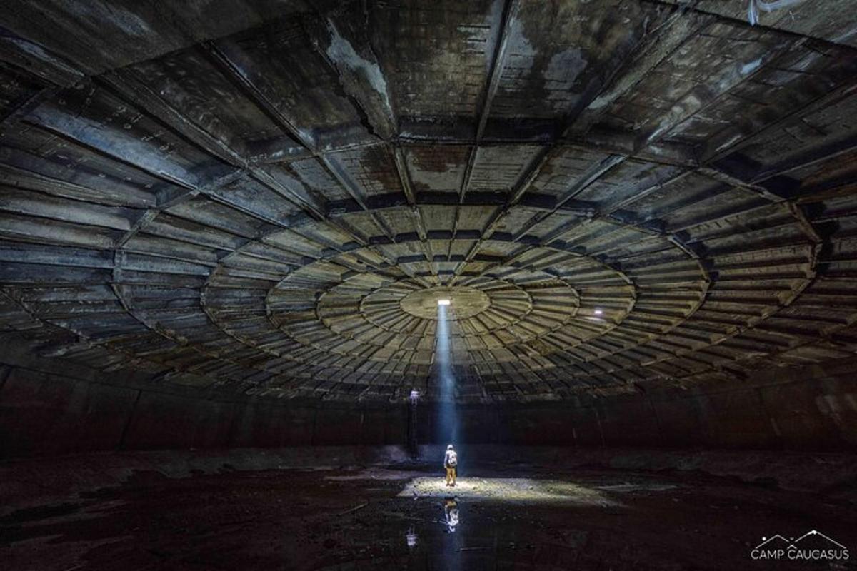 een persoon die midden in een tunnel staat