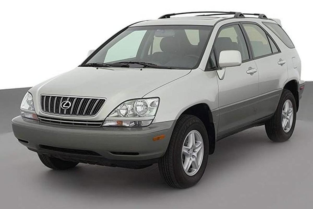 isang puting suv ang nakaparada sa isang parking lot