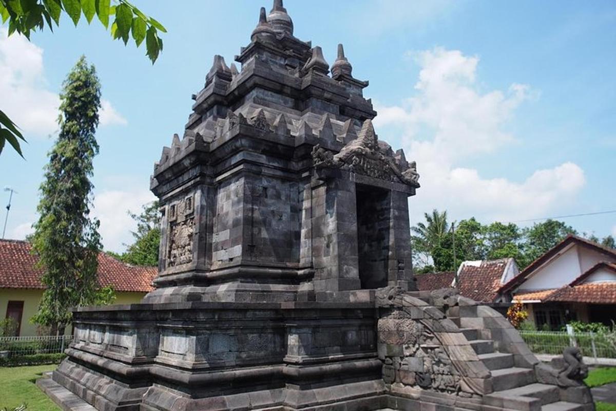 monumen batu di hadapan bangunan