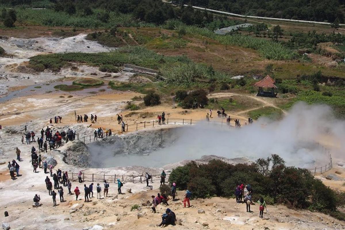 sekumpulan orang berdiri di sekeliling mata air panas
