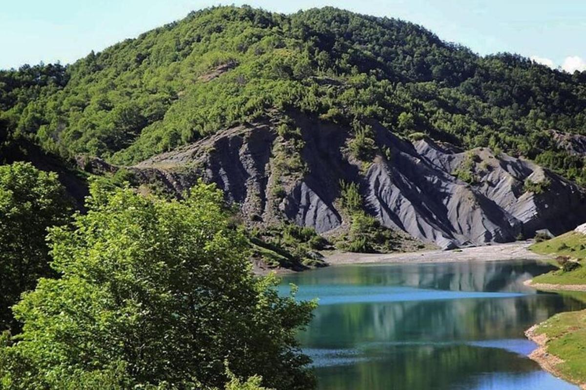 una muntanya amb un llac al davant